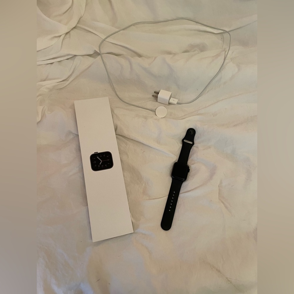Apple Watch SE 40mm Space Gray Aluminum with Black Sport Band